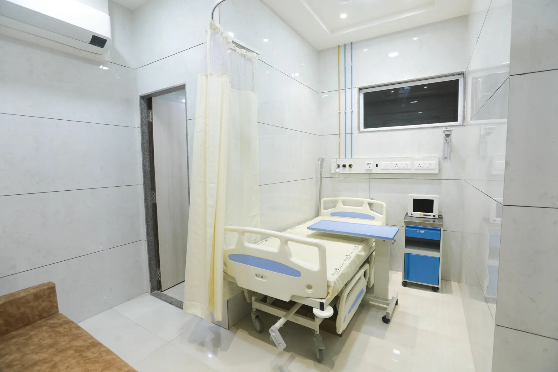Private patient room with attendant sofa