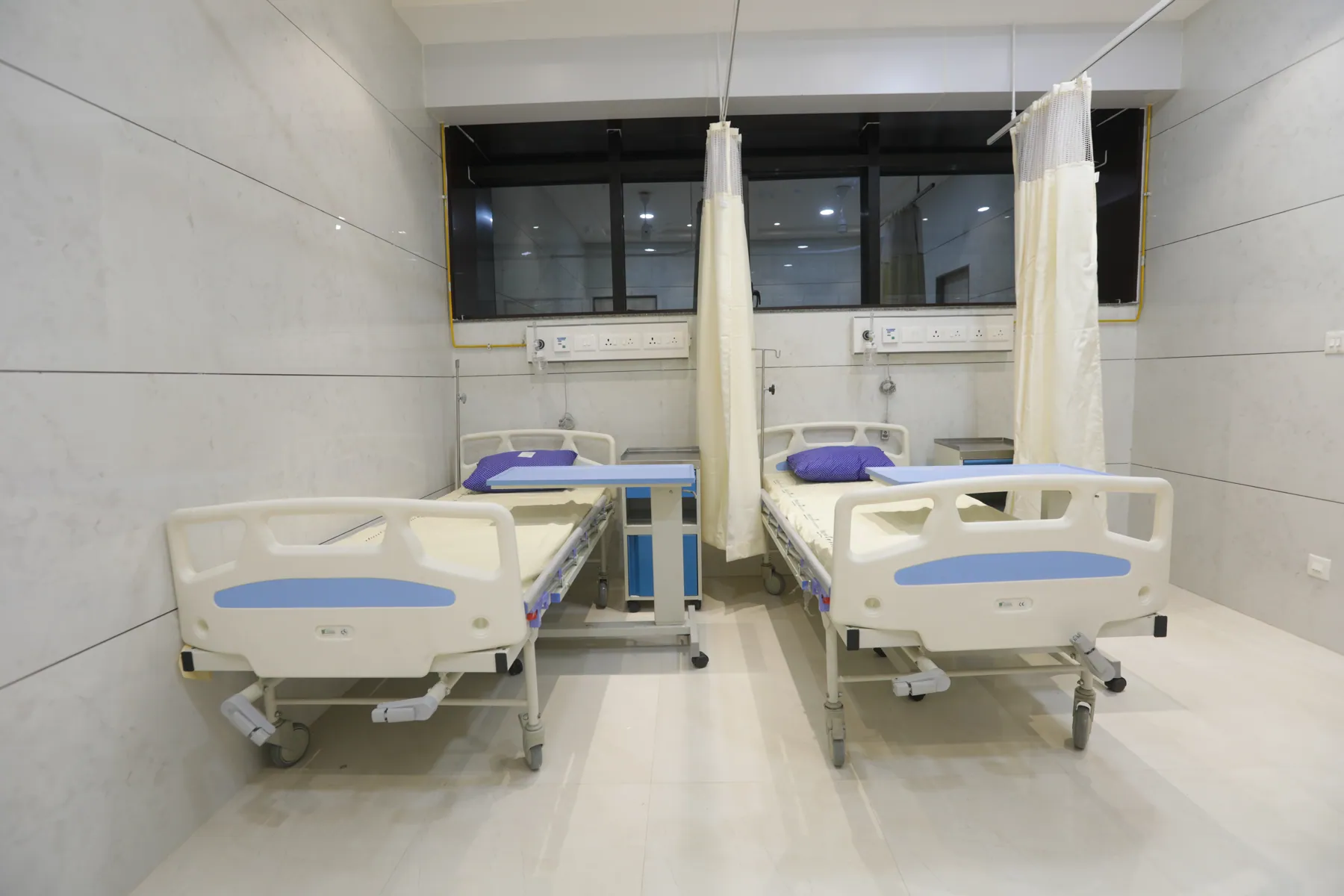 Twin-bed patient room with privacy curtain