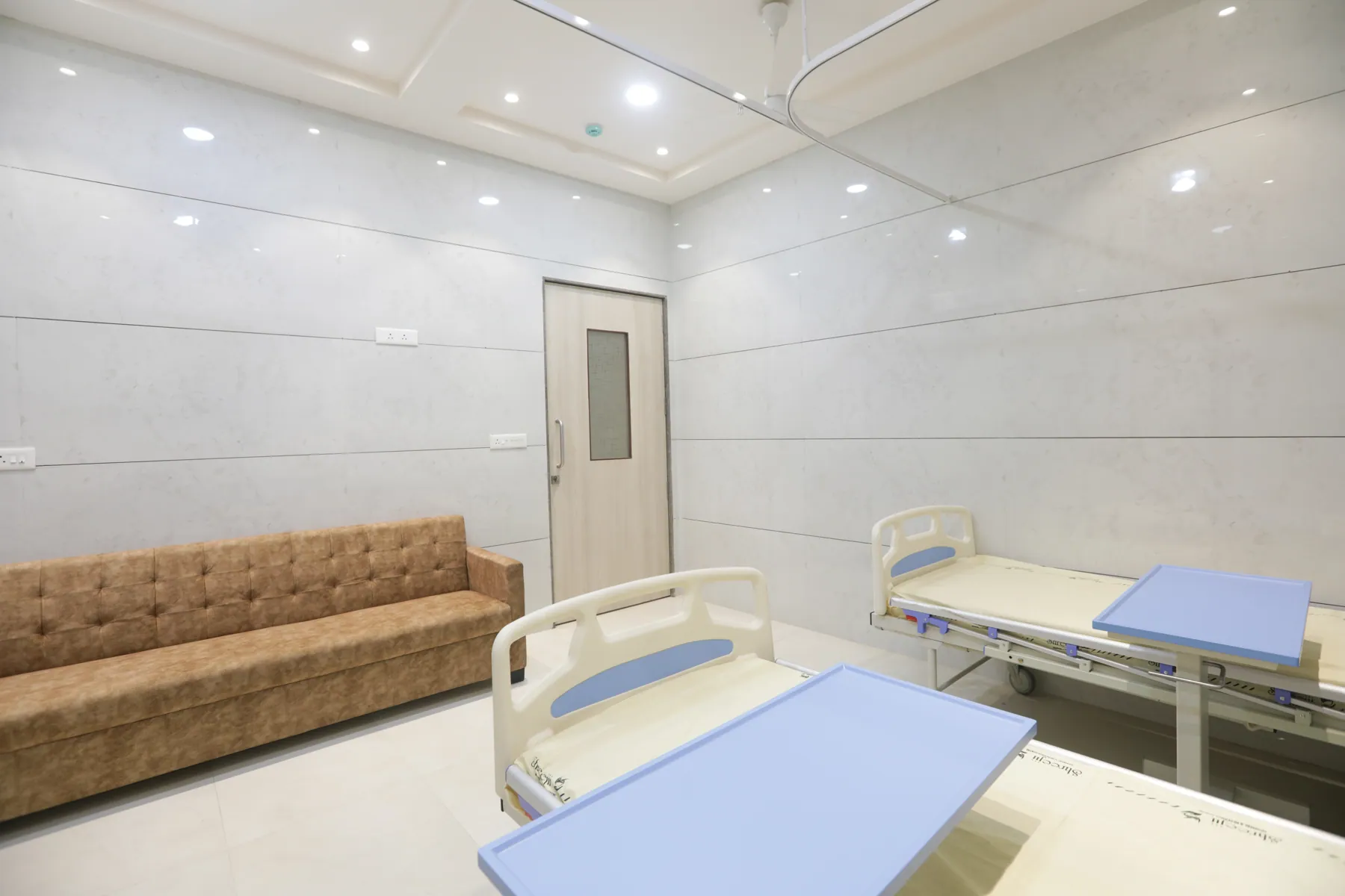 Twin-bed patient room with attendant sofa